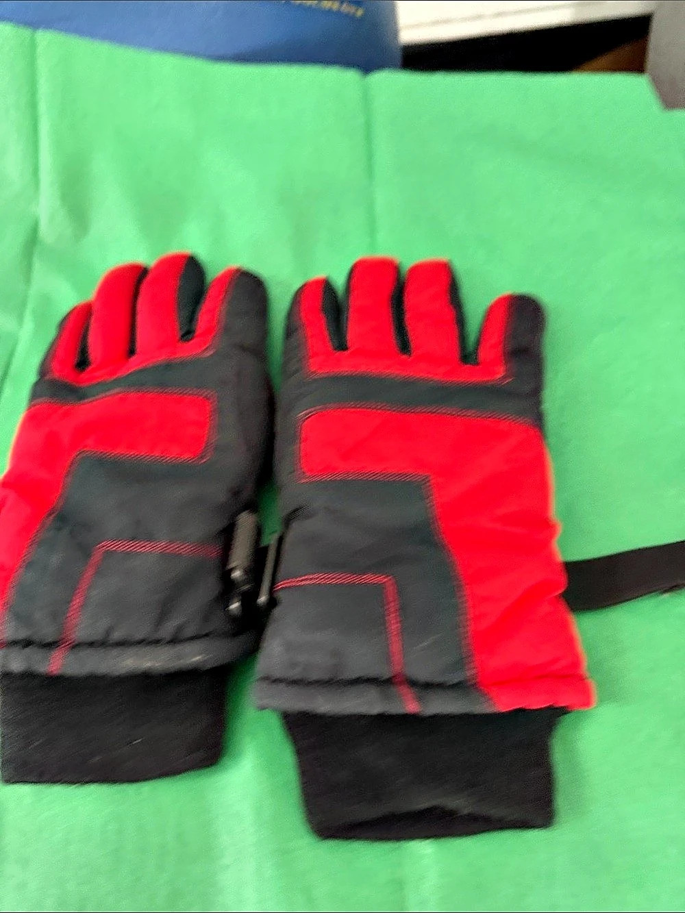 Thinsulate Winter Gloves Red Black Size M/L (8-20)